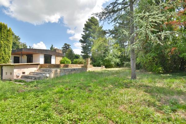 Maison de plain-pied de 127 m² avec garage sur un très beau terrain arboré
