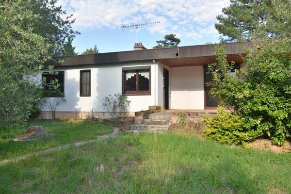 Maison de plain-pied de 127 m² avec garage sur un très beau terrain arboré