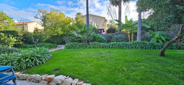 Côté ouest du Cap d'Antibes , Maison neuve  à 100 m de la plage, avec jardin arboré