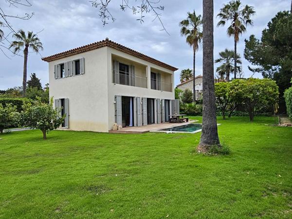 Côté ouest du Cap d'Antibes , Maison neuve  à 100 m de la plage, avec jardin arboré