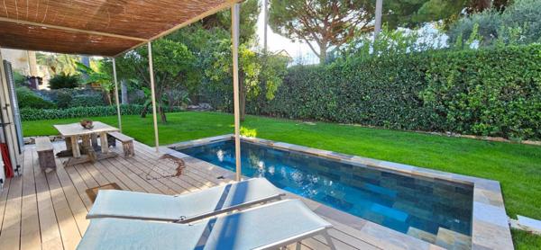 Côté ouest du Cap d'Antibes , Maison neuve  à 100 m de la plage, avec jardin arboré