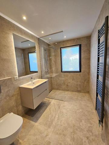 Côté ouest du Cap d'Antibes , Maison neuve  à 100 m de la plage, avec jardin arboré