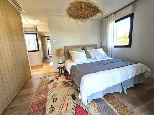 Côté ouest du Cap d'Antibes , Maison neuve  à 100 m de la plage, avec jardin arboré