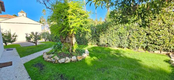 Côté ouest du Cap d'Antibes , Maison neuve  à 100 m de la plage, avec jardin arboré