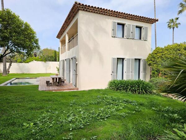 Côté ouest du Cap d'Antibes , Maison neuve  à 100 m de la plage, avec jardin arboré