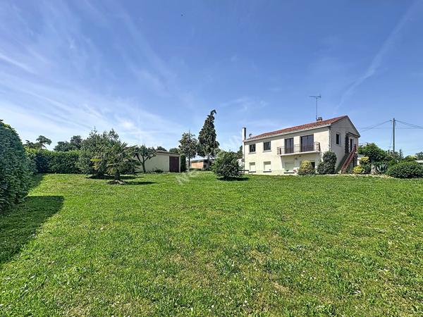 Maison familiale ou bi-famille à vendre - 5 chambres, dépendances et jardin.