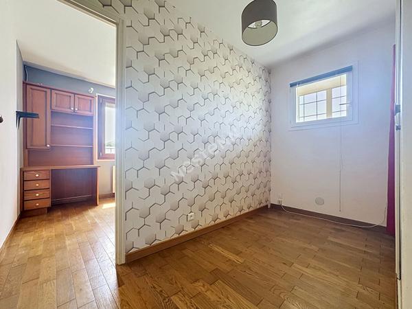 Maison familiale ou bi-famille à vendre - 5 chambres, dépendances et jardin.
