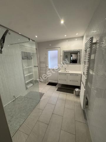Maison familiale ou bi-famille à vendre - 5 chambres, dépendances et jardin.