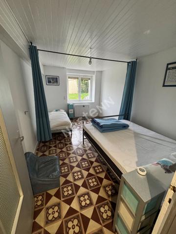 Maison familiale ou bi-famille à vendre - 5 chambres, dépendances et jardin.