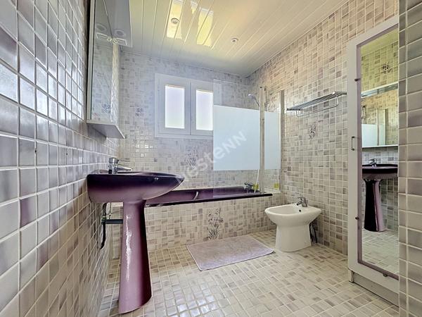 Maison familiale ou bi-famille à vendre - 5 chambres, dépendances et jardin.
