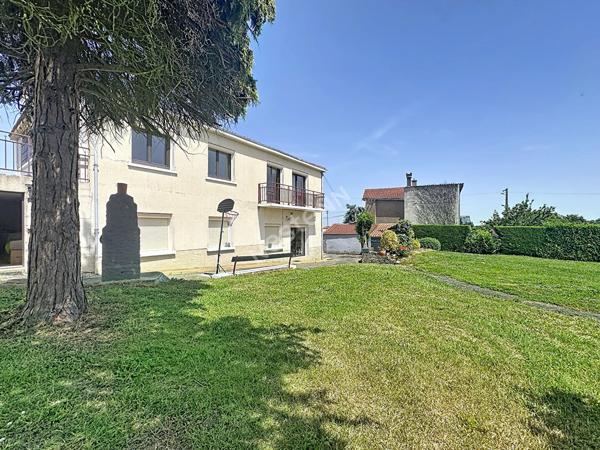 Maison familiale ou bi-famille à vendre - 5 chambres, dépendances et jardin.