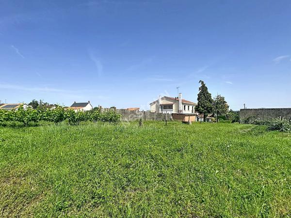 Maison familiale ou bi-famille à vendre - 5 chambres, dépendances et jardin.