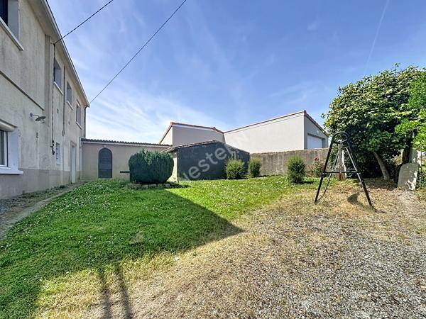 Maison familiale ou bi-famille à vendre - 5 chambres, dépendances et jardin.