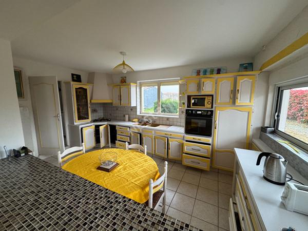 Maison familiale ou bi-famille à vendre - 5 chambres, dépendances et jardin.