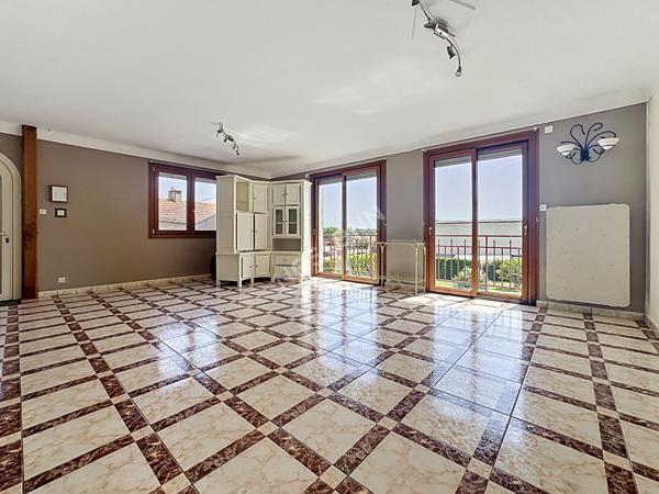 Maison familiale ou bi-famille à vendre - 5 chambres, dépendances et jardin.