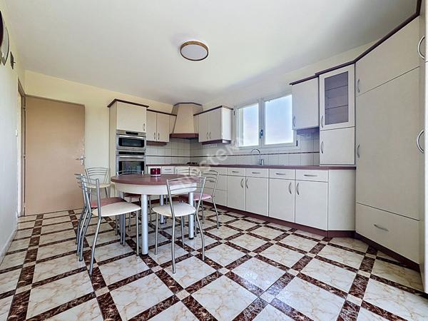 Maison familiale ou bi-famille à vendre - 5 chambres, dépendances et jardin.