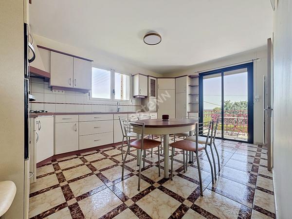Maison familiale ou bi-famille à vendre - 5 chambres, dépendances et jardin.