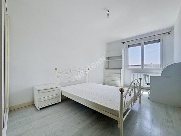 Maison familiale ou bi-famille à vendre - 5 chambres, dépendances et jardin.