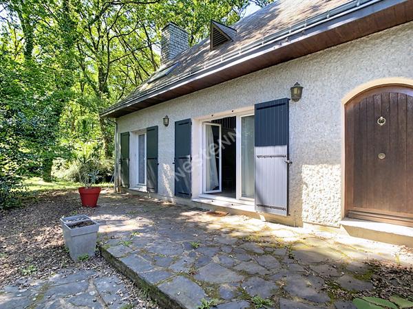 Maison familiale à Avrillé - grands volumes - terrain de plus de 6000 m² - 5 chambres - dépendant - cave - atelier