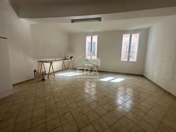 A VENDRE 83470 SAINT MAXIMIN LA SAINTE BAUME IMMEUBLE 4 LOTS AU CENTRE VILLE
