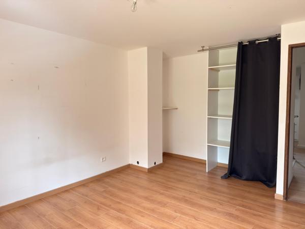 Maison-appartement de 140 m2, 4 ch, terrasses et garage