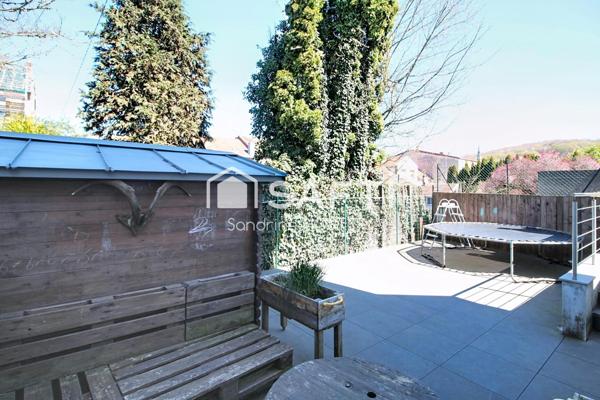 Maison Indivuelle avec 3 chambres, 2 terrasses et jardin.