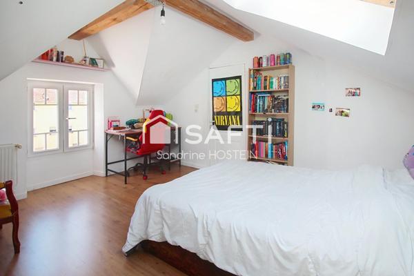 Maison Indivuelle avec 3 chambres, 2 terrasses et jardin.