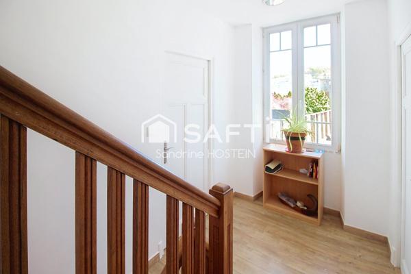 Maison Indivuelle avec 3 chambres, 2 terrasses et jardin.