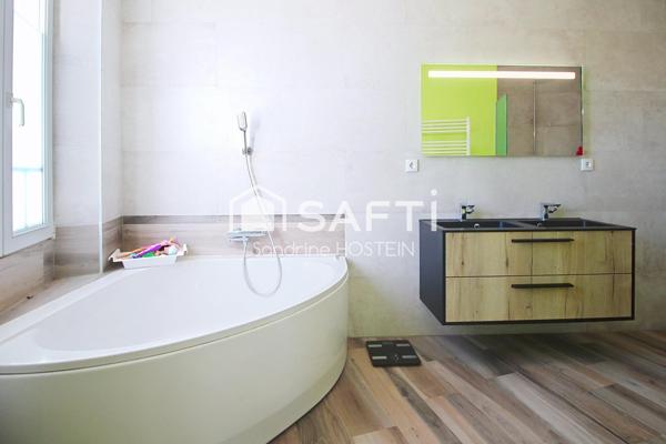 Maison Indivuelle avec 3 chambres, 2 terrasses et jardin.