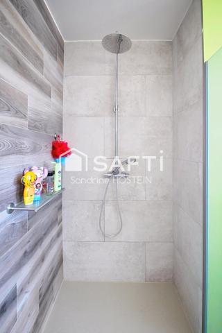 Maison Indivuelle avec 3 chambres, 2 terrasses et jardin.