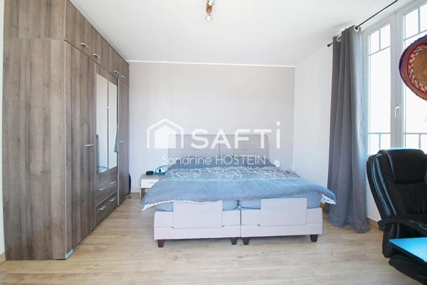 Maison Indivuelle avec 3 chambres, 2 terrasses et jardin.