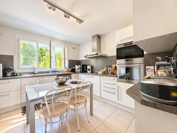 Appartement à vendre 4 pièces GRASSE (06)G – T4 TRAVERSANT 82 m² – TERRASSE – VUE DÉGAGÉE – GARAGE & CAVE