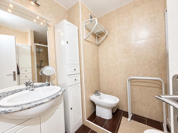 Appartement à vendre 4 pièces GRASSE (06)G – T4 TRAVERSANT 82 m² – TERRASSE – VUE DÉGAGÉE – GARAGE & CAVE
