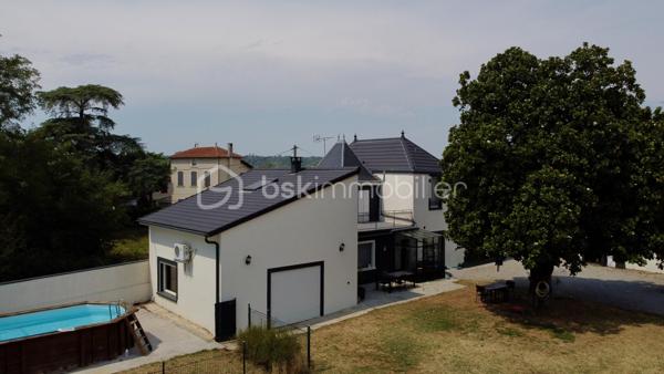 À la recherche d'une maison familiale alliant le charme de l'ancien et le confort d'une rénovation de qualité ? Cette belle demeure des années 1930 développe 178 m² habitables sur un terrain clos et arboré de 1 214 m².

Dès l'entrée, un hall dessert une cuisine indépendante aménagée et équipée, une salle à manger de plus de 23 m² et un magnifique salon de près de 45 m². Avec sa belle hauteur sous plafond, sa luminosité et son poêle à bois, cette pièce de vie offre une atmosphère chaleureuse et conviviale.

Le rez-de-chaussée comprend également une chambre, une salle d'eau, un WC indépendant, une buanderie et une chaufferie, permettant une véritable vie de plain-pied.

À l'étage, vous trouverez deux chambres indépendantes, ainsi qu'un espace parental composé de deux pièces communicantes, dont une chambre avec sa salle d'eau privative. Cette configuration offre de nombreuses possibilités d'aménagement : suite parentale, bureau, dressing ou espace parents/enfant. Une terrasse d'environ 38 m² complète ce niveau.

À l'extérieur, le jardin clos accueille une piscine, un barbecue maçonné, un grand auvent, un atelier, deux abris à bois ainsi que plusieurs places de stationnement. Une cave vient compléter l'ensemble.

Les prestations
Toiture et façades rénovées
Menuiseries PVC double vitrage
Climatisation réversible
Chauffage central au gaz et poêle à bois
Adoucisseur d'eau
Tout-à-l'égout
DPE : C

À proximité des commerces, des écoles et des transports, cette maison bénéficie d'un emplacement pratique.

À noter : la propriété est située à proximité d'un axe routier et d'une voie ferrée. Cet environnement a été pris en compte dans son positionnement tarifaire.

Une maison pleine de charme, offrant de beaux volumes, des prestations de qualité et un cadre de vie idéal pour une famille. Une visite s'impose !