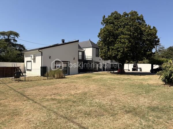 À la recherche d'une maison familiale alliant le charme de l'ancien et le confort d'une rénovation de qualité ? Cette belle demeure des années 1930 développe 178 m² habitables sur un terrain clos et arboré de 1 214 m².

Dès l'entrée, un hall dessert une cuisine indépendante aménagée et équipée, une salle à manger de plus de 23 m² et un magnifique salon de près de 45 m². Avec sa belle hauteur sous plafond, sa luminosité et son poêle à bois, cette pièce de vie offre une atmosphère chaleureuse et conviviale.

Le rez-de-chaussée comprend également une chambre, une salle d'eau, un WC indépendant, une buanderie et une chaufferie, permettant une véritable vie de plain-pied.

À l'étage, vous trouverez deux chambres indépendantes, ainsi qu'un espace parental composé de deux pièces communicantes, dont une chambre avec sa salle d'eau privative. Cette configuration offre de nombreuses possibilités d'aménagement : suite parentale, bureau, dressing ou espace parents/enfant. Une terrasse d'environ 38 m² complète ce niveau.

À l'extérieur, le jardin clos accueille une piscine, un barbecue maçonné, un grand auvent, un atelier, deux abris à bois ainsi que plusieurs places de stationnement. Une cave vient compléter l'ensemble.

Les prestations
Toiture et façades rénovées
Menuiseries PVC double vitrage
Climatisation réversible
Chauffage central au gaz et poêle à bois
Adoucisseur d'eau
Tout-à-l'égout
DPE : C

À proximité des commerces, des écoles et des transports, cette maison bénéficie d'un emplacement pratique.

À noter : la propriété est située à proximité d'un axe routier et d'une voie ferrée. Cet environnement a été pris en compte dans son positionnement tarifaire.

Une maison pleine de charme, offrant de beaux volumes, des prestations de qualité et un cadre de vie idéal pour une famille. Une visite s'impose !