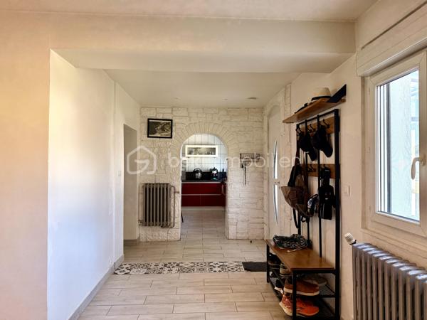 À la recherche d'une maison familiale alliant le charme de l'ancien et le confort d'une rénovation de qualité ? Cette belle demeure des années 1930 développe 178 m² habitables sur un terrain clos et arboré de 1 214 m².

Dès l'entrée, un hall dessert une cuisine indépendante aménagée et équipée, une salle à manger de plus de 23 m² et un magnifique salon de près de 45 m². Avec sa belle hauteur sous plafond, sa luminosité et son poêle à bois, cette pièce de vie offre une atmosphère chaleureuse et conviviale.

Le rez-de-chaussée comprend également une chambre, une salle d'eau, un WC indépendant, une buanderie et une chaufferie, permettant une véritable vie de plain-pied.

À l'étage, vous trouverez deux chambres indépendantes, ainsi qu'un espace parental composé de deux pièces communicantes, dont une chambre avec sa salle d'eau privative. Cette configuration offre de nombreuses possibilités d'aménagement : suite parentale, bureau, dressing ou espace parents/enfant. Une terrasse d'environ 38 m² complète ce niveau.

À l'extérieur, le jardin clos accueille une piscine, un barbecue maçonné, un grand auvent, un atelier, deux abris à bois ainsi que plusieurs places de stationnement. Une cave vient compléter l'ensemble.

Les prestations
Toiture et façades rénovées
Menuiseries PVC double vitrage
Climatisation réversible
Chauffage central au gaz et poêle à bois
Adoucisseur d'eau
Tout-à-l'égout
DPE : C

À proximité des commerces, des écoles et des transports, cette maison bénéficie d'un emplacement pratique.

À noter : la propriété est située à proximité d'un axe routier et d'une voie ferrée. Cet environnement a été pris en compte dans son positionnement tarifaire.

Une maison pleine de charme, offrant de beaux volumes, des prestations de qualité et un cadre de vie idéal pour une famille. Une visite s'impose !