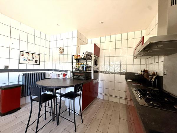 À la recherche d'une maison familiale alliant le charme de l'ancien et le confort d'une rénovation de qualité ? Cette belle demeure des années 1930 développe 178 m² habitables sur un terrain clos et arboré de 1 214 m².

Dès l'entrée, un hall dessert une cuisine indépendante aménagée et équipée, une salle à manger de plus de 23 m² et un magnifique salon de près de 45 m². Avec sa belle hauteur sous plafond, sa luminosité et son poêle à bois, cette pièce de vie offre une atmosphère chaleureuse et conviviale.

Le rez-de-chaussée comprend également une chambre, une salle d'eau, un WC indépendant, une buanderie et une chaufferie, permettant une véritable vie de plain-pied.

À l'étage, vous trouverez deux chambres indépendantes, ainsi qu'un espace parental composé de deux pièces communicantes, dont une chambre avec sa salle d'eau privative. Cette configuration offre de nombreuses possibilités d'aménagement : suite parentale, bureau, dressing ou espace parents/enfant. Une terrasse d'environ 38 m² complète ce niveau.

À l'extérieur, le jardin clos accueille une piscine, un barbecue maçonné, un grand auvent, un atelier, deux abris à bois ainsi que plusieurs places de stationnement. Une cave vient compléter l'ensemble.

Les prestations
Toiture et façades rénovées
Menuiseries PVC double vitrage
Climatisation réversible
Chauffage central au gaz et poêle à bois
Adoucisseur d'eau
Tout-à-l'égout
DPE : C

À proximité des commerces, des écoles et des transports, cette maison bénéficie d'un emplacement pratique.

À noter : la propriété est située à proximité d'un axe routier et d'une voie ferrée. Cet environnement a été pris en compte dans son positionnement tarifaire.

Une maison pleine de charme, offrant de beaux volumes, des prestations de qualité et un cadre de vie idéal pour une famille. Une visite s'impose !
