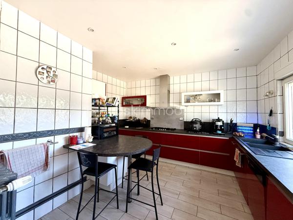 À la recherche d'une maison familiale alliant le charme de l'ancien et le confort d'une rénovation de qualité ? Cette belle demeure des années 1930 développe 178 m² habitables sur un terrain clos et arboré de 1 214 m².

Dès l'entrée, un hall dessert une cuisine indépendante aménagée et équipée, une salle à manger de plus de 23 m² et un magnifique salon de près de 45 m². Avec sa belle hauteur sous plafond, sa luminosité et son poêle à bois, cette pièce de vie offre une atmosphère chaleureuse et conviviale.

Le rez-de-chaussée comprend également une chambre, une salle d'eau, un WC indépendant, une buanderie et une chaufferie, permettant une véritable vie de plain-pied.

À l'étage, vous trouverez deux chambres indépendantes, ainsi qu'un espace parental composé de deux pièces communicantes, dont une chambre avec sa salle d'eau privative. Cette configuration offre de nombreuses possibilités d'aménagement : suite parentale, bureau, dressing ou espace parents/enfant. Une terrasse d'environ 38 m² complète ce niveau.

À l'extérieur, le jardin clos accueille une piscine, un barbecue maçonné, un grand auvent, un atelier, deux abris à bois ainsi que plusieurs places de stationnement. Une cave vient compléter l'ensemble.

Les prestations
Toiture et façades rénovées
Menuiseries PVC double vitrage
Climatisation réversible
Chauffage central au gaz et poêle à bois
Adoucisseur d'eau
Tout-à-l'égout
DPE : C

À proximité des commerces, des écoles et des transports, cette maison bénéficie d'un emplacement pratique.

À noter : la propriété est située à proximité d'un axe routier et d'une voie ferrée. Cet environnement a été pris en compte dans son positionnement tarifaire.

Une maison pleine de charme, offrant de beaux volumes, des prestations de qualité et un cadre de vie idéal pour une famille. Une visite s'impose !