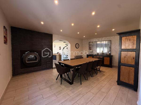 À la recherche d'une maison familiale alliant le charme de l'ancien et le confort d'une rénovation de qualité ? Cette belle demeure des années 1930 développe 178 m² habitables sur un terrain clos et arboré de 1 214 m².

Dès l'entrée, un hall dessert une cuisine indépendante aménagée et équipée, une salle à manger de plus de 23 m² et un magnifique salon de près de 45 m². Avec sa belle hauteur sous plafond, sa luminosité et son poêle à bois, cette pièce de vie offre une atmosphère chaleureuse et conviviale.

Le rez-de-chaussée comprend également une chambre, une salle d'eau, un WC indépendant, une buanderie et une chaufferie, permettant une véritable vie de plain-pied.

À l'étage, vous trouverez deux chambres indépendantes, ainsi qu'un espace parental composé de deux pièces communicantes, dont une chambre avec sa salle d'eau privative. Cette configuration offre de nombreuses possibilités d'aménagement : suite parentale, bureau, dressing ou espace parents/enfant. Une terrasse d'environ 38 m² complète ce niveau.

À l'extérieur, le jardin clos accueille une piscine, un barbecue maçonné, un grand auvent, un atelier, deux abris à bois ainsi que plusieurs places de stationnement. Une cave vient compléter l'ensemble.

Les prestations
Toiture et façades rénovées
Menuiseries PVC double vitrage
Climatisation réversible
Chauffage central au gaz et poêle à bois
Adoucisseur d'eau
Tout-à-l'égout
DPE : C

À proximité des commerces, des écoles et des transports, cette maison bénéficie d'un emplacement pratique.

À noter : la propriété est située à proximité d'un axe routier et d'une voie ferrée. Cet environnement a été pris en compte dans son positionnement tarifaire.

Une maison pleine de charme, offrant de beaux volumes, des prestations de qualité et un cadre de vie idéal pour une famille. Une visite s'impose !