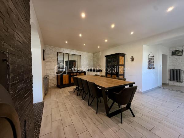 À la recherche d'une maison familiale alliant le charme de l'ancien et le confort d'une rénovation de qualité ? Cette belle demeure des années 1930 développe 178 m² habitables sur un terrain clos et arboré de 1 214 m².

Dès l'entrée, un hall dessert une cuisine indépendante aménagée et équipée, une salle à manger de plus de 23 m² et un magnifique salon de près de 45 m². Avec sa belle hauteur sous plafond, sa luminosité et son poêle à bois, cette pièce de vie offre une atmosphère chaleureuse et conviviale.

Le rez-de-chaussée comprend également une chambre, une salle d'eau, un WC indépendant, une buanderie et une chaufferie, permettant une véritable vie de plain-pied.

À l'étage, vous trouverez deux chambres indépendantes, ainsi qu'un espace parental composé de deux pièces communicantes, dont une chambre avec sa salle d'eau privative. Cette configuration offre de nombreuses possibilités d'aménagement : suite parentale, bureau, dressing ou espace parents/enfant. Une terrasse d'environ 38 m² complète ce niveau.

À l'extérieur, le jardin clos accueille une piscine, un barbecue maçonné, un grand auvent, un atelier, deux abris à bois ainsi que plusieurs places de stationnement. Une cave vient compléter l'ensemble.

Les prestations
Toiture et façades rénovées
Menuiseries PVC double vitrage
Climatisation réversible
Chauffage central au gaz et poêle à bois
Adoucisseur d'eau
Tout-à-l'égout
DPE : C

À proximité des commerces, des écoles et des transports, cette maison bénéficie d'un emplacement pratique.

À noter : la propriété est située à proximité d'un axe routier et d'une voie ferrée. Cet environnement a été pris en compte dans son positionnement tarifaire.

Une maison pleine de charme, offrant de beaux volumes, des prestations de qualité et un cadre de vie idéal pour une famille. Une visite s'impose !