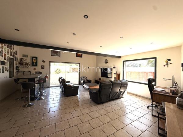 À la recherche d'une maison familiale alliant le charme de l'ancien et le confort d'une rénovation de qualité ? Cette belle demeure des années 1930 développe 178 m² habitables sur un terrain clos et arboré de 1 214 m².

Dès l'entrée, un hall dessert une cuisine indépendante aménagée et équipée, une salle à manger de plus de 23 m² et un magnifique salon de près de 45 m². Avec sa belle hauteur sous plafond, sa luminosité et son poêle à bois, cette pièce de vie offre une atmosphère chaleureuse et conviviale.

Le rez-de-chaussée comprend également une chambre, une salle d'eau, un WC indépendant, une buanderie et une chaufferie, permettant une véritable vie de plain-pied.

À l'étage, vous trouverez deux chambres indépendantes, ainsi qu'un espace parental composé de deux pièces communicantes, dont une chambre avec sa salle d'eau privative. Cette configuration offre de nombreuses possibilités d'aménagement : suite parentale, bureau, dressing ou espace parents/enfant. Une terrasse d'environ 38 m² complète ce niveau.

À l'extérieur, le jardin clos accueille une piscine, un barbecue maçonné, un grand auvent, un atelier, deux abris à bois ainsi que plusieurs places de stationnement. Une cave vient compléter l'ensemble.

Les prestations
Toiture et façades rénovées
Menuiseries PVC double vitrage
Climatisation réversible
Chauffage central au gaz et poêle à bois
Adoucisseur d'eau
Tout-à-l'égout
DPE : C

À proximité des commerces, des écoles et des transports, cette maison bénéficie d'un emplacement pratique.

À noter : la propriété est située à proximité d'un axe routier et d'une voie ferrée. Cet environnement a été pris en compte dans son positionnement tarifaire.

Une maison pleine de charme, offrant de beaux volumes, des prestations de qualité et un cadre de vie idéal pour une famille. Une visite s'impose !