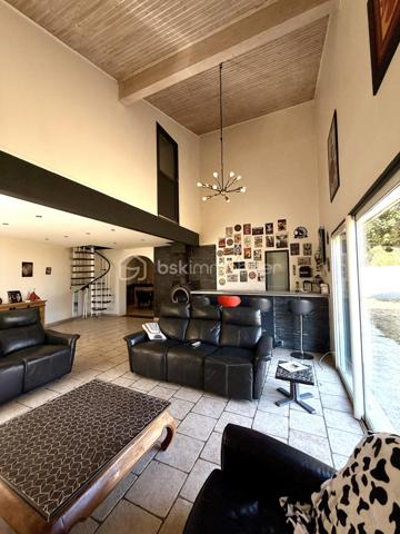 À la recherche d'une maison familiale alliant le charme de l'ancien et le confort d'une rénovation de qualité ? Cette belle demeure des années 1930 développe 178 m² habitables sur un terrain clos et arboré de 1 214 m².

Dès l'entrée, un hall dessert une cuisine indépendante aménagée et équipée, une salle à manger de plus de 23 m² et un magnifique salon de près de 45 m². Avec sa belle hauteur sous plafond, sa luminosité et son poêle à bois, cette pièce de vie offre une atmosphère chaleureuse et conviviale.

Le rez-de-chaussée comprend également une chambre, une salle d'eau, un WC indépendant, une buanderie et une chaufferie, permettant une véritable vie de plain-pied.

À l'étage, vous trouverez deux chambres indépendantes, ainsi qu'un espace parental composé de deux pièces communicantes, dont une chambre avec sa salle d'eau privative. Cette configuration offre de nombreuses possibilités d'aménagement : suite parentale, bureau, dressing ou espace parents/enfant. Une terrasse d'environ 38 m² complète ce niveau.

À l'extérieur, le jardin clos accueille une piscine, un barbecue maçonné, un grand auvent, un atelier, deux abris à bois ainsi que plusieurs places de stationnement. Une cave vient compléter l'ensemble.

Les prestations
Toiture et façades rénovées
Menuiseries PVC double vitrage
Climatisation réversible
Chauffage central au gaz et poêle à bois
Adoucisseur d'eau
Tout-à-l'égout
DPE : C

À proximité des commerces, des écoles et des transports, cette maison bénéficie d'un emplacement pratique.

À noter : la propriété est située à proximité d'un axe routier et d'une voie ferrée. Cet environnement a été pris en compte dans son positionnement tarifaire.

Une maison pleine de charme, offrant de beaux volumes, des prestations de qualité et un cadre de vie idéal pour une famille. Une visite s'impose !