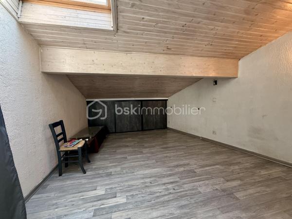 À la recherche d'une maison familiale alliant le charme de l'ancien et le confort d'une rénovation de qualité ? Cette belle demeure des années 1930 développe 178 m² habitables sur un terrain clos et arboré de 1 214 m².

Dès l'entrée, un hall dessert une cuisine indépendante aménagée et équipée, une salle à manger de plus de 23 m² et un magnifique salon de près de 45 m². Avec sa belle hauteur sous plafond, sa luminosité et son poêle à bois, cette pièce de vie offre une atmosphère chaleureuse et conviviale.

Le rez-de-chaussée comprend également une chambre, une salle d'eau, un WC indépendant, une buanderie et une chaufferie, permettant une véritable vie de plain-pied.

À l'étage, vous trouverez deux chambres indépendantes, ainsi qu'un espace parental composé de deux pièces communicantes, dont une chambre avec sa salle d'eau privative. Cette configuration offre de nombreuses possibilités d'aménagement : suite parentale, bureau, dressing ou espace parents/enfant. Une terrasse d'environ 38 m² complète ce niveau.

À l'extérieur, le jardin clos accueille une piscine, un barbecue maçonné, un grand auvent, un atelier, deux abris à bois ainsi que plusieurs places de stationnement. Une cave vient compléter l'ensemble.

Les prestations
Toiture et façades rénovées
Menuiseries PVC double vitrage
Climatisation réversible
Chauffage central au gaz et poêle à bois
Adoucisseur d'eau
Tout-à-l'égout
DPE : C

À proximité des commerces, des écoles et des transports, cette maison bénéficie d'un emplacement pratique.

À noter : la propriété est située à proximité d'un axe routier et d'une voie ferrée. Cet environnement a été pris en compte dans son positionnement tarifaire.

Une maison pleine de charme, offrant de beaux volumes, des prestations de qualité et un cadre de vie idéal pour une famille. Une visite s'impose !
