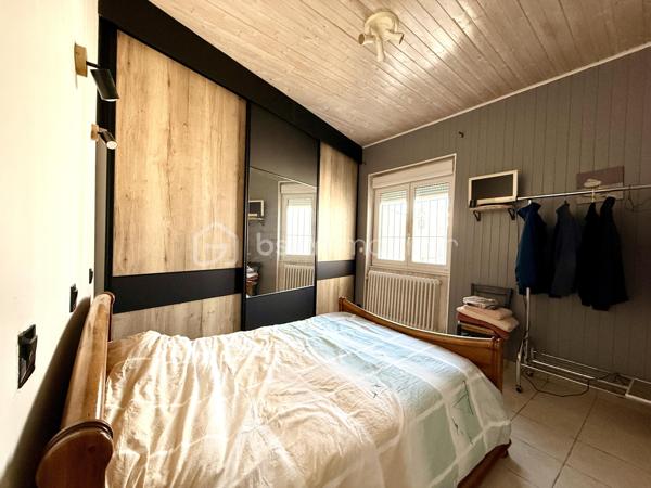 À la recherche d'une maison familiale alliant le charme de l'ancien et le confort d'une rénovation de qualité ? Cette belle demeure des années 1930 développe 178 m² habitables sur un terrain clos et arboré de 1 214 m².

Dès l'entrée, un hall dessert une cuisine indépendante aménagée et équipée, une salle à manger de plus de 23 m² et un magnifique salon de près de 45 m². Avec sa belle hauteur sous plafond, sa luminosité et son poêle à bois, cette pièce de vie offre une atmosphère chaleureuse et conviviale.

Le rez-de-chaussée comprend également une chambre, une salle d'eau, un WC indépendant, une buanderie et une chaufferie, permettant une véritable vie de plain-pied.

À l'étage, vous trouverez deux chambres indépendantes, ainsi qu'un espace parental composé de deux pièces communicantes, dont une chambre avec sa salle d'eau privative. Cette configuration offre de nombreuses possibilités d'aménagement : suite parentale, bureau, dressing ou espace parents/enfant. Une terrasse d'environ 38 m² complète ce niveau.

À l'extérieur, le jardin clos accueille une piscine, un barbecue maçonné, un grand auvent, un atelier, deux abris à bois ainsi que plusieurs places de stationnement. Une cave vient compléter l'ensemble.

Les prestations
Toiture et façades rénovées
Menuiseries PVC double vitrage
Climatisation réversible
Chauffage central au gaz et poêle à bois
Adoucisseur d'eau
Tout-à-l'égout
DPE : C

À proximité des commerces, des écoles et des transports, cette maison bénéficie d'un emplacement pratique.

À noter : la propriété est située à proximité d'un axe routier et d'une voie ferrée. Cet environnement a été pris en compte dans son positionnement tarifaire.

Une maison pleine de charme, offrant de beaux volumes, des prestations de qualité et un cadre de vie idéal pour une famille. Une visite s'impose !