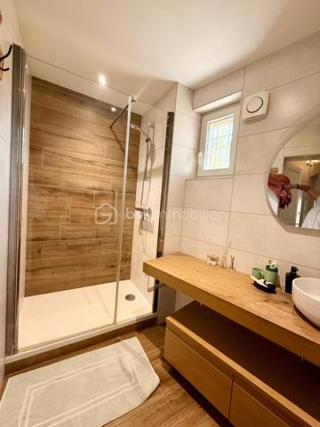 À la recherche d'une maison familiale alliant le charme de l'ancien et le confort d'une rénovation de qualité ? Cette belle demeure des années 1930 développe 178 m² habitables sur un terrain clos et arboré de 1 214 m².

Dès l'entrée, un hall dessert une cuisine indépendante aménagée et équipée, une salle à manger de plus de 23 m² et un magnifique salon de près de 45 m². Avec sa belle hauteur sous plafond, sa luminosité et son poêle à bois, cette pièce de vie offre une atmosphère chaleureuse et conviviale.

Le rez-de-chaussée comprend également une chambre, une salle d'eau, un WC indépendant, une buanderie et une chaufferie, permettant une véritable vie de plain-pied.

À l'étage, vous trouverez deux chambres indépendantes, ainsi qu'un espace parental composé de deux pièces communicantes, dont une chambre avec sa salle d'eau privative. Cette configuration offre de nombreuses possibilités d'aménagement : suite parentale, bureau, dressing ou espace parents/enfant. Une terrasse d'environ 38 m² complète ce niveau.

À l'extérieur, le jardin clos accueille une piscine, un barbecue maçonné, un grand auvent, un atelier, deux abris à bois ainsi que plusieurs places de stationnement. Une cave vient compléter l'ensemble.

Les prestations
Toiture et façades rénovées
Menuiseries PVC double vitrage
Climatisation réversible
Chauffage central au gaz et poêle à bois
Adoucisseur d'eau
Tout-à-l'égout
DPE : C

À proximité des commerces, des écoles et des transports, cette maison bénéficie d'un emplacement pratique.

À noter : la propriété est située à proximité d'un axe routier et d'une voie ferrée. Cet environnement a été pris en compte dans son positionnement tarifaire.

Une maison pleine de charme, offrant de beaux volumes, des prestations de qualité et un cadre de vie idéal pour une famille. Une visite s'impose !