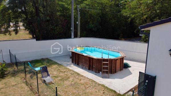 À la recherche d'une maison familiale alliant le charme de l'ancien et le confort d'une rénovation de qualité ? Cette belle demeure des années 1930 développe 178 m² habitables sur un terrain clos et arboré de 1 214 m².

Dès l'entrée, un hall dessert une cuisine indépendante aménagée et équipée, une salle à manger de plus de 23 m² et un magnifique salon de près de 45 m². Avec sa belle hauteur sous plafond, sa luminosité et son poêle à bois, cette pièce de vie offre une atmosphère chaleureuse et conviviale.

Le rez-de-chaussée comprend également une chambre, une salle d'eau, un WC indépendant, une buanderie et une chaufferie, permettant une véritable vie de plain-pied.

À l'étage, vous trouverez deux chambres indépendantes, ainsi qu'un espace parental composé de deux pièces communicantes, dont une chambre avec sa salle d'eau privative. Cette configuration offre de nombreuses possibilités d'aménagement : suite parentale, bureau, dressing ou espace parents/enfant. Une terrasse d'environ 38 m² complète ce niveau.

À l'extérieur, le jardin clos accueille une piscine, un barbecue maçonné, un grand auvent, un atelier, deux abris à bois ainsi que plusieurs places de stationnement. Une cave vient compléter l'ensemble.

Les prestations
Toiture et façades rénovées
Menuiseries PVC double vitrage
Climatisation réversible
Chauffage central au gaz et poêle à bois
Adoucisseur d'eau
Tout-à-l'égout
DPE : C

À proximité des commerces, des écoles et des transports, cette maison bénéficie d'un emplacement pratique.

À noter : la propriété est située à proximité d'un axe routier et d'une voie ferrée. Cet environnement a été pris en compte dans son positionnement tarifaire.

Une maison pleine de charme, offrant de beaux volumes, des prestations de qualité et un cadre de vie idéal pour une famille. Une visite s'impose !