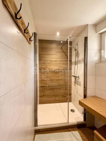 À la recherche d'une maison familiale alliant le charme de l'ancien et le confort d'une rénovation de qualité ? Cette belle demeure des années 1930 développe 178 m² habitables sur un terrain clos et arboré de 1 214 m².

Dès l'entrée, un hall dessert une cuisine indépendante aménagée et équipée, une salle à manger de plus de 23 m² et un magnifique salon de près de 45 m². Avec sa belle hauteur sous plafond, sa luminosité et son poêle à bois, cette pièce de vie offre une atmosphère chaleureuse et conviviale.

Le rez-de-chaussée comprend également une chambre, une salle d'eau, un WC indépendant, une buanderie et une chaufferie, permettant une véritable vie de plain-pied.

À l'étage, vous trouverez deux chambres indépendantes, ainsi qu'un espace parental composé de deux pièces communicantes, dont une chambre avec sa salle d'eau privative. Cette configuration offre de nombreuses possibilités d'aménagement : suite parentale, bureau, dressing ou espace parents/enfant. Une terrasse d'environ 38 m² complète ce niveau.

À l'extérieur, le jardin clos accueille une piscine, un barbecue maçonné, un grand auvent, un atelier, deux abris à bois ainsi que plusieurs places de stationnement. Une cave vient compléter l'ensemble.

Les prestations
Toiture et façades rénovées
Menuiseries PVC double vitrage
Climatisation réversible
Chauffage central au gaz et poêle à bois
Adoucisseur d'eau
Tout-à-l'égout
DPE : C

À proximité des commerces, des écoles et des transports, cette maison bénéficie d'un emplacement pratique.

À noter : la propriété est située à proximité d'un axe routier et d'une voie ferrée. Cet environnement a été pris en compte dans son positionnement tarifaire.

Une maison pleine de charme, offrant de beaux volumes, des prestations de qualité et un cadre de vie idéal pour une famille. Une visite s'impose !