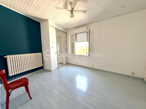 À la recherche d'une maison familiale alliant le charme de l'ancien et le confort d'une rénovation de qualité ? Cette belle demeure des années 1930 développe 178 m² habitables sur un terrain clos et arboré de 1 214 m².

Dès l'entrée, un hall dessert une cuisine indépendante aménagée et équipée, une salle à manger de plus de 23 m² et un magnifique salon de près de 45 m². Avec sa belle hauteur sous plafond, sa luminosité et son poêle à bois, cette pièce de vie offre une atmosphère chaleureuse et conviviale.

Le rez-de-chaussée comprend également une chambre, une salle d'eau, un WC indépendant, une buanderie et une chaufferie, permettant une véritable vie de plain-pied.

À l'étage, vous trouverez deux chambres indépendantes, ainsi qu'un espace parental composé de deux pièces communicantes, dont une chambre avec sa salle d'eau privative. Cette configuration offre de nombreuses possibilités d'aménagement : suite parentale, bureau, dressing ou espace parents/enfant. Une terrasse d'environ 38 m² complète ce niveau.

À l'extérieur, le jardin clos accueille une piscine, un barbecue maçonné, un grand auvent, un atelier, deux abris à bois ainsi que plusieurs places de stationnement. Une cave vient compléter l'ensemble.

Les prestations
Toiture et façades rénovées
Menuiseries PVC double vitrage
Climatisation réversible
Chauffage central au gaz et poêle à bois
Adoucisseur d'eau
Tout-à-l'égout
DPE : C

À proximité des commerces, des écoles et des transports, cette maison bénéficie d'un emplacement pratique.

À noter : la propriété est située à proximité d'un axe routier et d'une voie ferrée. Cet environnement a été pris en compte dans son positionnement tarifaire.

Une maison pleine de charme, offrant de beaux volumes, des prestations de qualité et un cadre de vie idéal pour une famille. Une visite s'impose !