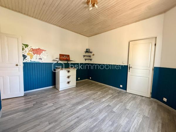 À la recherche d'une maison familiale alliant le charme de l'ancien et le confort d'une rénovation de qualité ? Cette belle demeure des années 1930 développe 178 m² habitables sur un terrain clos et arboré de 1 214 m².

Dès l'entrée, un hall dessert une cuisine indépendante aménagée et équipée, une salle à manger de plus de 23 m² et un magnifique salon de près de 45 m². Avec sa belle hauteur sous plafond, sa luminosité et son poêle à bois, cette pièce de vie offre une atmosphère chaleureuse et conviviale.

Le rez-de-chaussée comprend également une chambre, une salle d'eau, un WC indépendant, une buanderie et une chaufferie, permettant une véritable vie de plain-pied.

À l'étage, vous trouverez deux chambres indépendantes, ainsi qu'un espace parental composé de deux pièces communicantes, dont une chambre avec sa salle d'eau privative. Cette configuration offre de nombreuses possibilités d'aménagement : suite parentale, bureau, dressing ou espace parents/enfant. Une terrasse d'environ 38 m² complète ce niveau.

À l'extérieur, le jardin clos accueille une piscine, un barbecue maçonné, un grand auvent, un atelier, deux abris à bois ainsi que plusieurs places de stationnement. Une cave vient compléter l'ensemble.

Les prestations
Toiture et façades rénovées
Menuiseries PVC double vitrage
Climatisation réversible
Chauffage central au gaz et poêle à bois
Adoucisseur d'eau
Tout-à-l'égout
DPE : C

À proximité des commerces, des écoles et des transports, cette maison bénéficie d'un emplacement pratique.

À noter : la propriété est située à proximité d'un axe routier et d'une voie ferrée. Cet environnement a été pris en compte dans son positionnement tarifaire.

Une maison pleine de charme, offrant de beaux volumes, des prestations de qualité et un cadre de vie idéal pour une famille. Une visite s'impose !