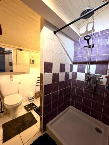 À la recherche d'une maison familiale alliant le charme de l'ancien et le confort d'une rénovation de qualité ? Cette belle demeure des années 1930 développe 178 m² habitables sur un terrain clos et arboré de 1 214 m².

Dès l'entrée, un hall dessert une cuisine indépendante aménagée et équipée, une salle à manger de plus de 23 m² et un magnifique salon de près de 45 m². Avec sa belle hauteur sous plafond, sa luminosité et son poêle à bois, cette pièce de vie offre une atmosphère chaleureuse et conviviale.

Le rez-de-chaussée comprend également une chambre, une salle d'eau, un WC indépendant, une buanderie et une chaufferie, permettant une véritable vie de plain-pied.

À l'étage, vous trouverez deux chambres indépendantes, ainsi qu'un espace parental composé de deux pièces communicantes, dont une chambre avec sa salle d'eau privative. Cette configuration offre de nombreuses possibilités d'aménagement : suite parentale, bureau, dressing ou espace parents/enfant. Une terrasse d'environ 38 m² complète ce niveau.

À l'extérieur, le jardin clos accueille une piscine, un barbecue maçonné, un grand auvent, un atelier, deux abris à bois ainsi que plusieurs places de stationnement. Une cave vient compléter l'ensemble.

Les prestations
Toiture et façades rénovées
Menuiseries PVC double vitrage
Climatisation réversible
Chauffage central au gaz et poêle à bois
Adoucisseur d'eau
Tout-à-l'égout
DPE : C

À proximité des commerces, des écoles et des transports, cette maison bénéficie d'un emplacement pratique.

À noter : la propriété est située à proximité d'un axe routier et d'une voie ferrée. Cet environnement a été pris en compte dans son positionnement tarifaire.

Une maison pleine de charme, offrant de beaux volumes, des prestations de qualité et un cadre de vie idéal pour une famille. Une visite s'impose !